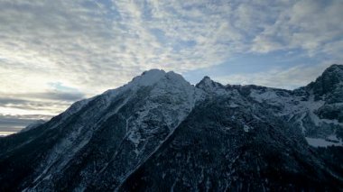 Görkemli Karlı Dağ Dağları Kış Alanı Dramatik Gökyüzü, Huzurlu ve Güzel Doğa Sahnesi Stok Görüntüleri İçin Mükemmel
