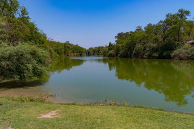 Gölet ve mavi gökyüzü.