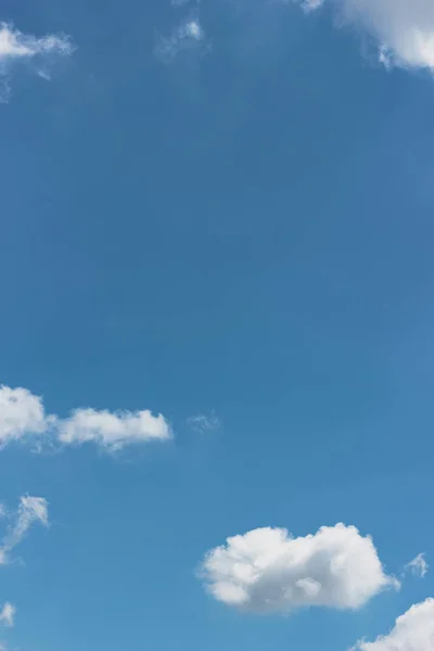 Bulutlu mavi gökyüzü. Doğa geçmişi. Bulutlar. Soyut bulutlu duvar kağıdı.