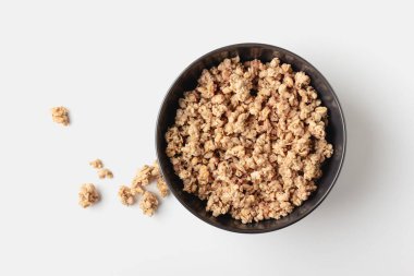 Hafif arka planda granola. Beyaz masada ev yapımı kahvaltı. Sağlıklı yiyeceklerin en üst görüntüsü.