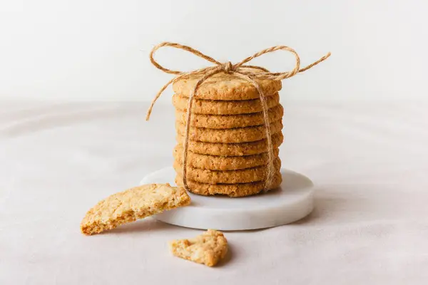 Yulaf ezmeli kurabiyeler mermer tezgahta iplikle bağlanır. Kahvaltı ya da atıştırmalık sağlıklı yiyecekler. Yan görüş. Boşluğu kopyala.