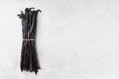 Fotokopi alanı olan vanilyalı fasulye. Gri arkaplanda kuru vanilya çubuklarını kapat.