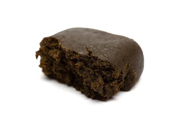 Haşhaş beyaz arka planda izole edilmiş. Marihuana. Esrar yakın çekim.