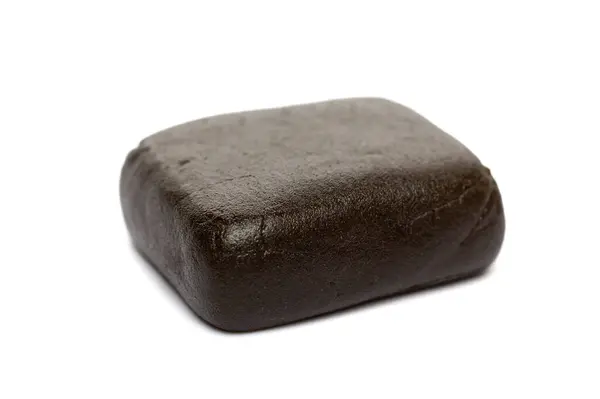 Haşhaş beyaz arka planda izole edilmiş. Marihuana. Esrar yakın çekim.