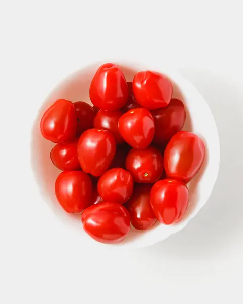 Beyaz arka planda kiraz domatesleri. Taze sebzeler. Üst görünüm.