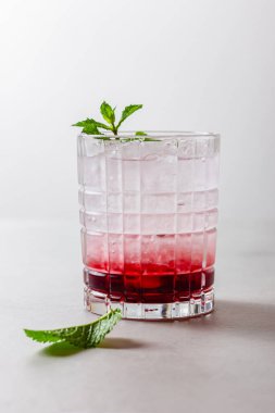 Hafif bir arka planda buzlu kokteyl. Nane aromalı ferahlatıcı bir meyve suyu..