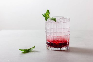 Hafif bir arka planda buzlu kokteyl. Nane aromalı ferahlatıcı bir meyve suyu..