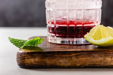 Buzlu, limonlu ve naneli kokteyl. Tahta bir kesme tahtasının üzerinde. Ferahlatıcı bir meyve suyu..