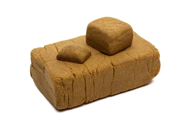 Beyaz arkaplanda izole edilmiş haşhaş blokları. Marihuana. Esrar yakın çekim.