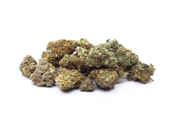 Beyaz arka planda izole edilmiş marihuana çiçekleri. Esrar fabrikaları kapanır..