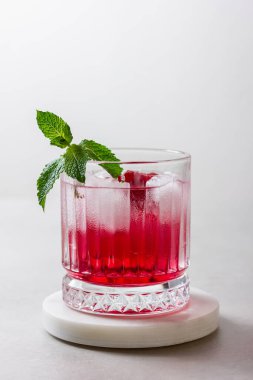Mermerde buzlu ahududu kokteyli ve hafif arka plan. Nane aromalı ferahlatıcı bir meyve suyu..