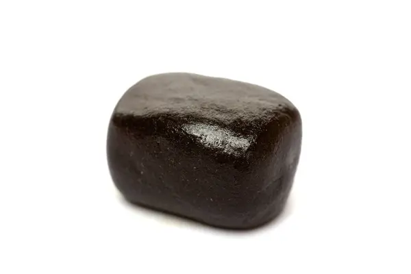 Haşhaş beyaz arka planda izole edilmiş. Marihuana. Esrar yakın çekim.