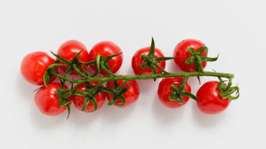 Beyaz arka planda kiraz domatesleri. Taze kırmızı sebzeler. Üst görünüm.