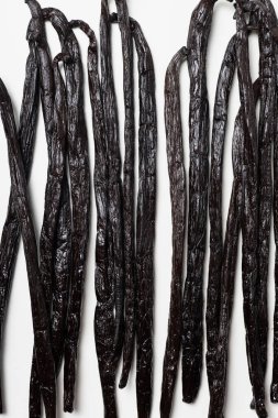 Beyaz arka planda vanilyalı fasulye. Kuru vanilya çubukları