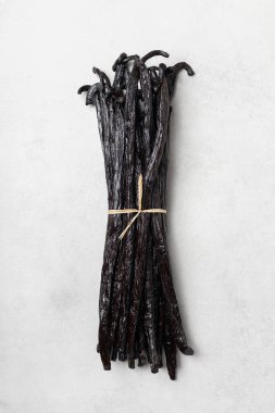 Vanilyalı fasulye. Gri arkaplanda kuru vanilya çubuklarını kapat.