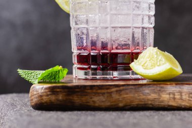 Buzlu, limonlu ve naneli kokteyl. Tahta bir kesme tahtasının üzerinde. Ferahlatıcı bir meyve suyu..