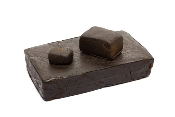 Beyaz arkaplanda izole edilmiş haşhaş blokları. Marihuana. Esrar yakın çekim.