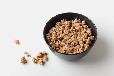 Hafif arka planda granola. Beyaz masada ev yapımı kahvaltı. Sağlıklı yiyeceklerin yan görünüşü.