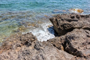 Taş kıyıya yakın çekim. Mallorca adasında temiz deniz suyu.