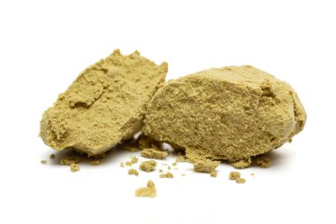 Haşhaş beyaz arka planda izole edilmiş. Marihuana. Esrar yakın çekim.