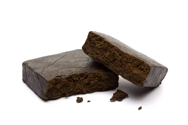 Haşhaş beyaz arka planda izole edilmiş. Marihuana. Esrar yakın çekim.