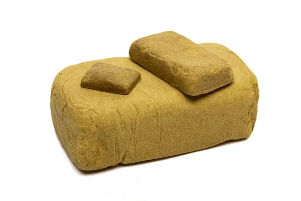 Beyaz arkaplanda izole edilmiş haşhaş blokları. Marihuana. Esrar yakın çekim.