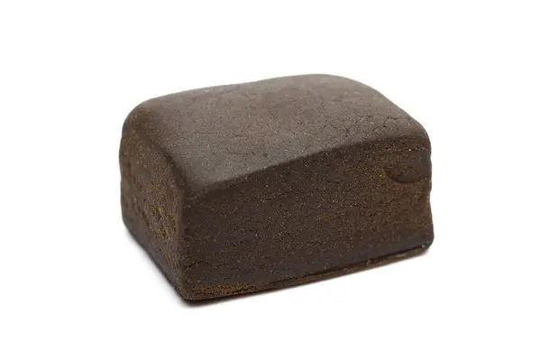 Haşhaş bloğu beyaz arka planda izole edilmiş. Marihuana. Esrar yakın çekim.