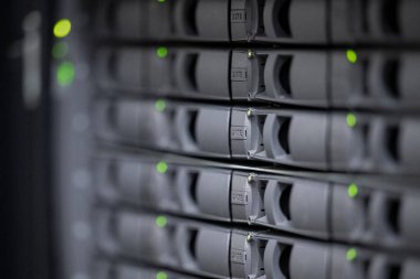 Gri disk yuvalarının derinliği yeşil LED 'lerle bağlı olan ağ depolama aygıtı