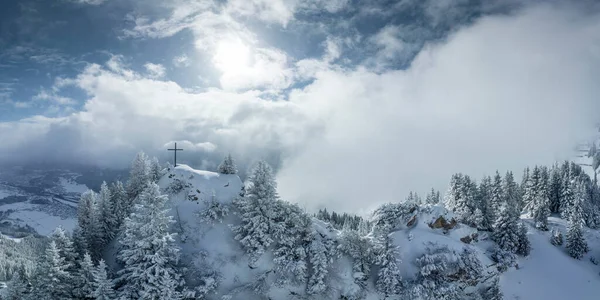 Spectaculaire Top Kruis Verlicht Ochtendzon Pas Besneeuwde Hahnenkamm Bergtop Oostenrijk — Stockfoto