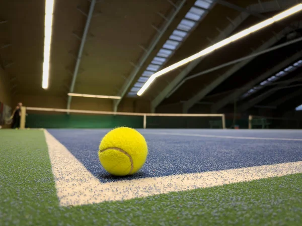 Tennis Boll Hörnet Konstgräs Tennisbana Hallen För Vinterträning — Stockfoto