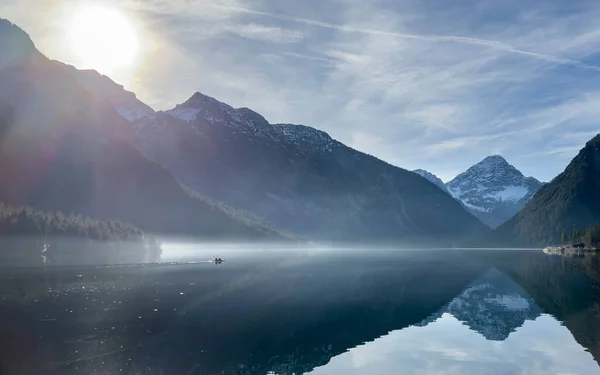 Beautiful Morning Mood Lake Plansee Lonely Boat Driving Reflection Mountains — Foto Stock