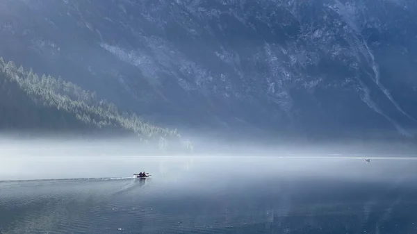 Lonely Boat Drives Morning Haze Idyllic Lake Plansee Tyrolean Autumn — Stock fotografie