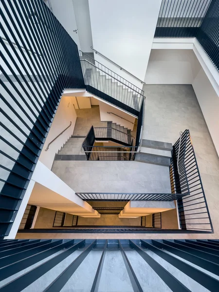 Yukarıdan Siyah Çelik Parmaklıkları Olan Çok Katlı Bir Binanın Merdiven — Stok fotoğraf