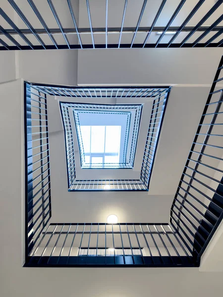 现代多层住宅及办公大楼矩形螺旋楼梯的自上而下视图 — 图库照片