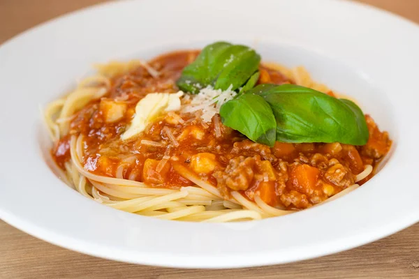 Spaghetti Fatti Casa Bolognese Con Carne Macinata Con Succoso Basilico — Foto Stock