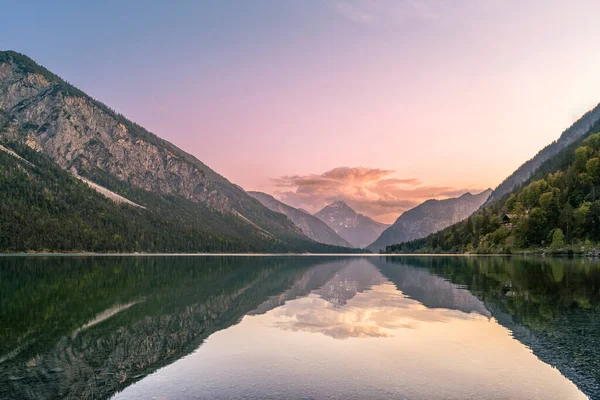Wunderbare Abendstimmung Tiroler Plansee Mit Spiegelung Der Berge Klaren Wasser — Stockfoto