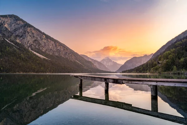 Schöner Sonnenuntergang Naturjuwel Plansee Reutte Tirol Mit Spiegelung Kristallklaren Bergsee — Stockfoto