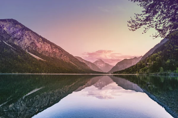 Marzycielski Kolorowy Nastrój Wieczorny Gładkim Lustrzanym Naturalnym Jeziorze Plansee Tyrolu — Zdjęcie stockowe