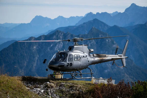 Grå Lasthelikopter Landar Bergskammen Alperna Hösten Royaltyfria Stockbilder