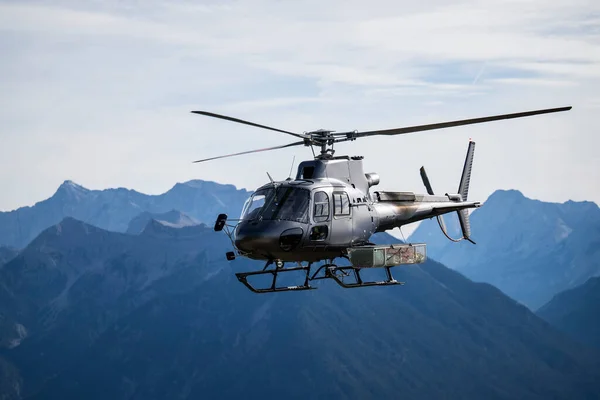 Donkergrijze Goederenhelikopter Met Accessoires Mand Aan Zijkant Vliegt Bergen Van Stockafbeelding