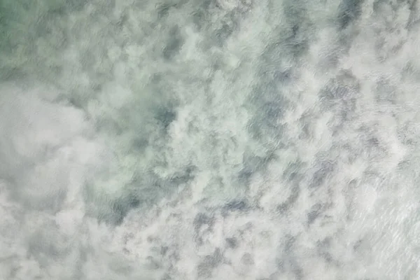 小さな波で上からの眺めが望めば 渦巻いた汚れのある湖水 ロイヤリティフリーのストック写真