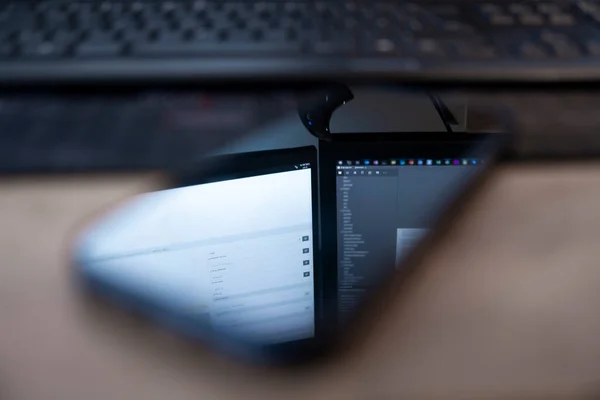 Akıllı Telefon Klavyenin Önündeki Ahşap Masada Duruyor Ekrandaki Görüntü Ekrana Telifsiz Stok Imajlar