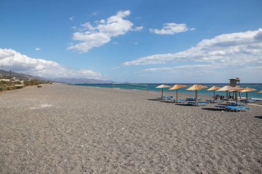 Girit Adası 'nda deniz kenarında bir deniz manzarası.