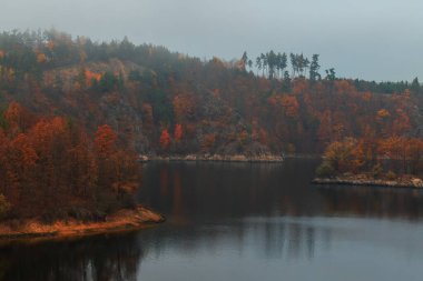 Sonbahar sisinde Jihlava nehri üzerindeki Dalesice su deposu..