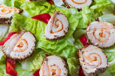 Sağlıklı yiyecekler. Yeşil marul, kırmızı biber, beyaz tabakta doğal peynir..