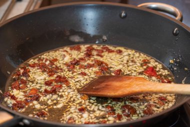 Tavada kurutulmuş domatesli kızarmış soğan..