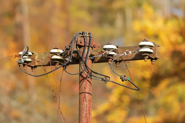 Elektrik Hatları Için Eski Bir Direk Elektrik Kabloları Aşınmış — Stok fotoğraf