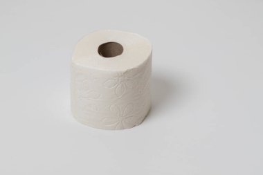 Beyaz bir masanın üzerine bir rulo tuvalet kağıdı..
