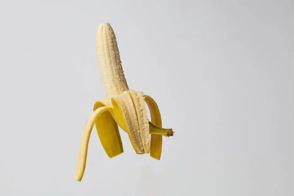 Meia Banana Amarela Descascada Fundo Branco — Fotografia de Stock