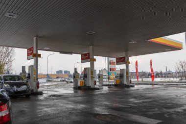 Brno, Çek Cumhuriyeti, Aralık 2022 - Brno kentindeki Shell benzin dolum istasyonu.